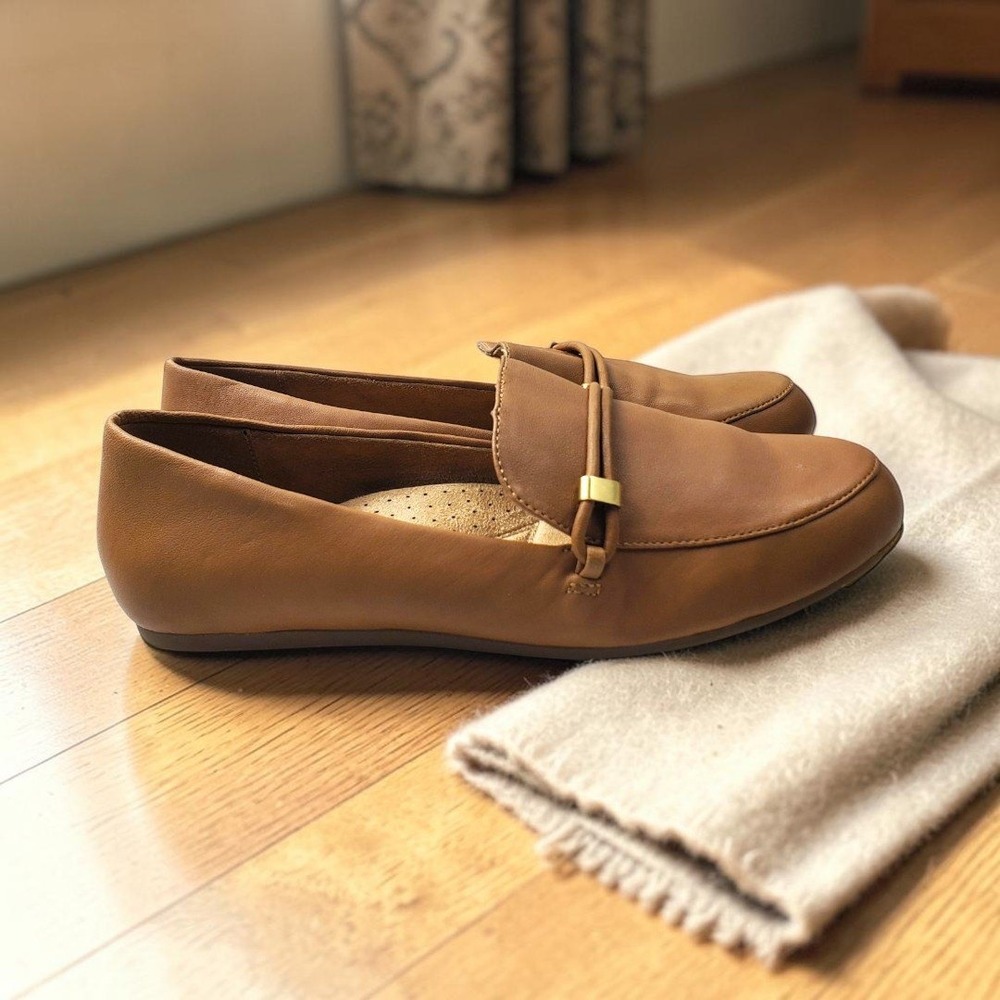 Bella Vita Womens 8W Tan Leather Loafers Flats Gold Hardware 51-2636 Wide